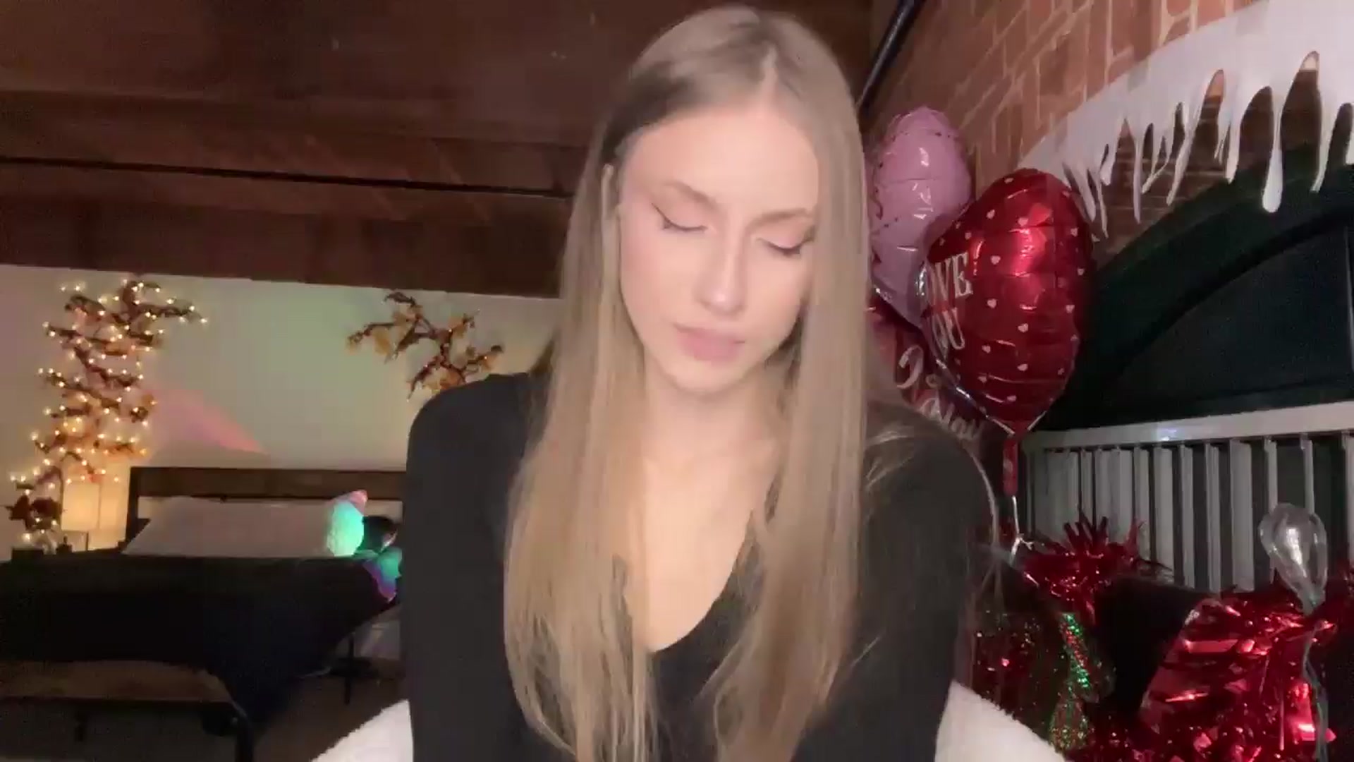 Gallery image thumbnail from Luna_Moore1's myfreecams stream on, 02/23/2025, 24:34 image 1 of 20