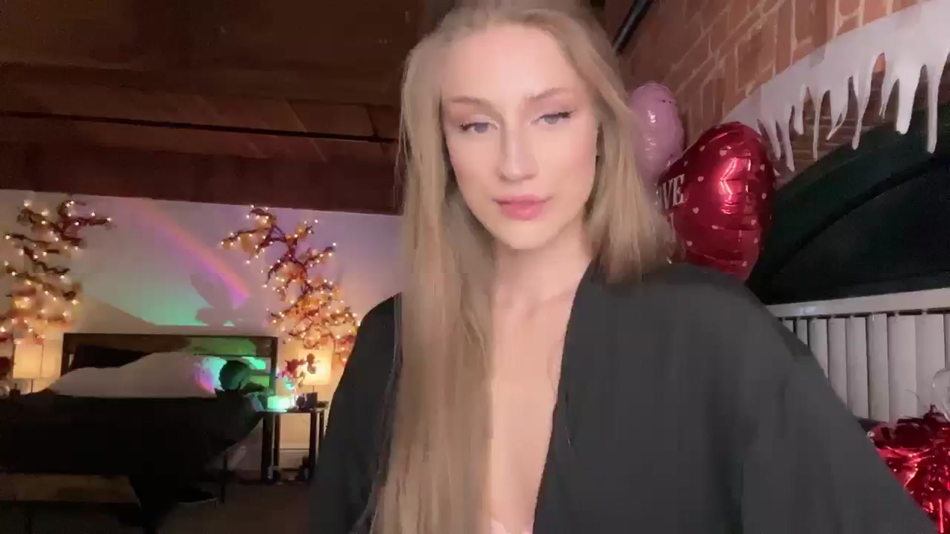 Gallery image thumbnail from Luna_Moore1's myfreecams stream on, 02/25/2025, 24:04 image 10 of 20