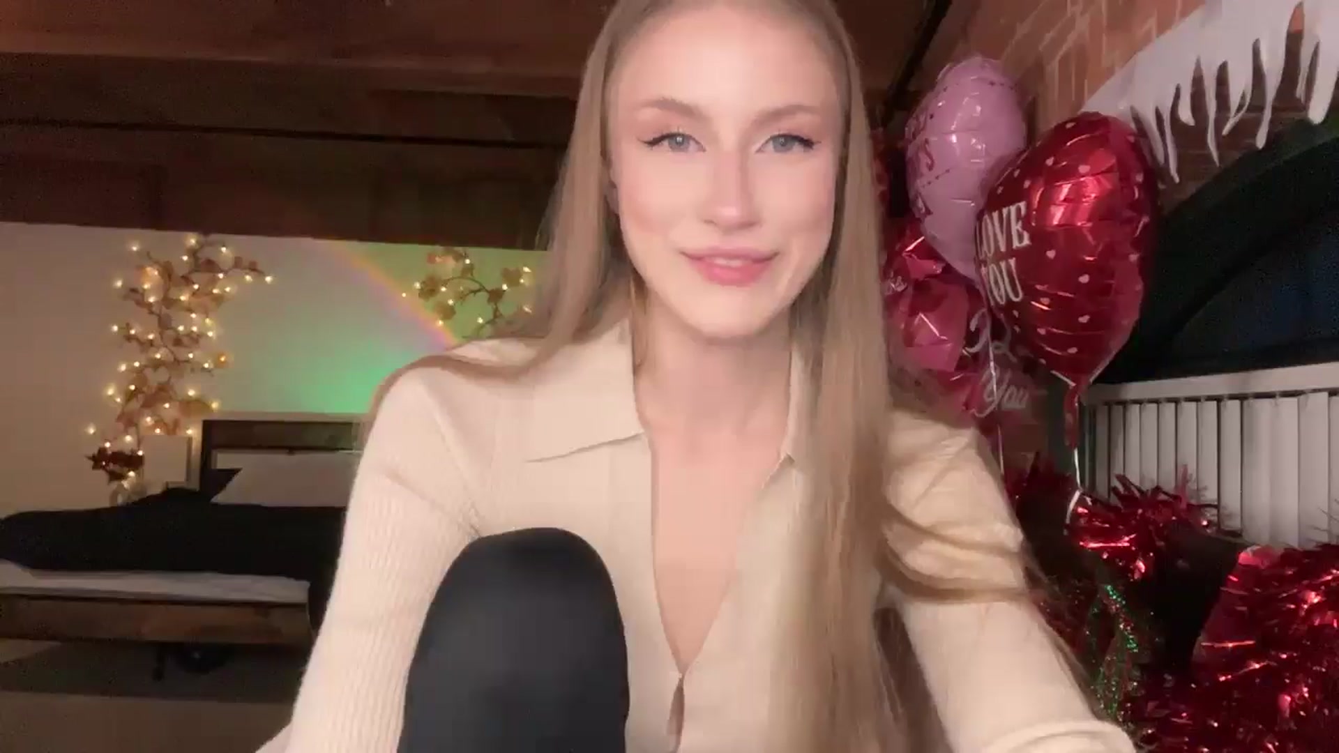 Gallery image thumbnail from Luna_Moore1's myfreecams stream on, 02/28/2025, 23:42 image 5 of 20
