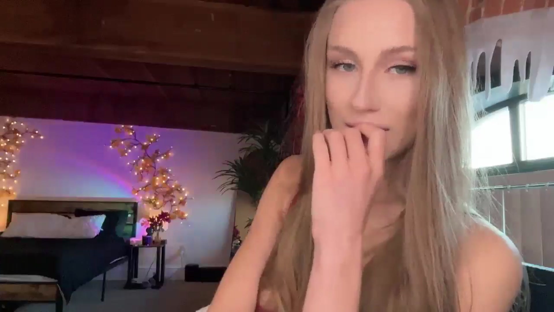 Gallery image thumbnail from Luna_Moore1's myfreecams stream on, 03/09/2025, 22:18 image 17 of 20