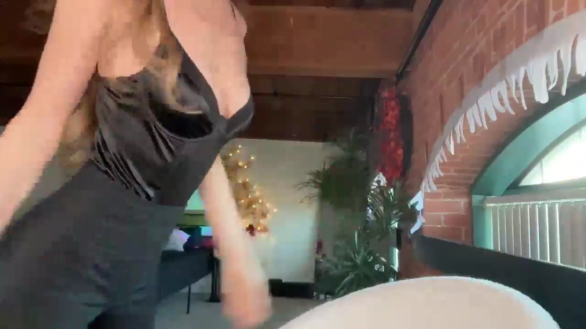 Gallery image thumbnail from Luna_Moore1's myfreecams stream on, 03/13/2025, 22:14 image 15 of 20