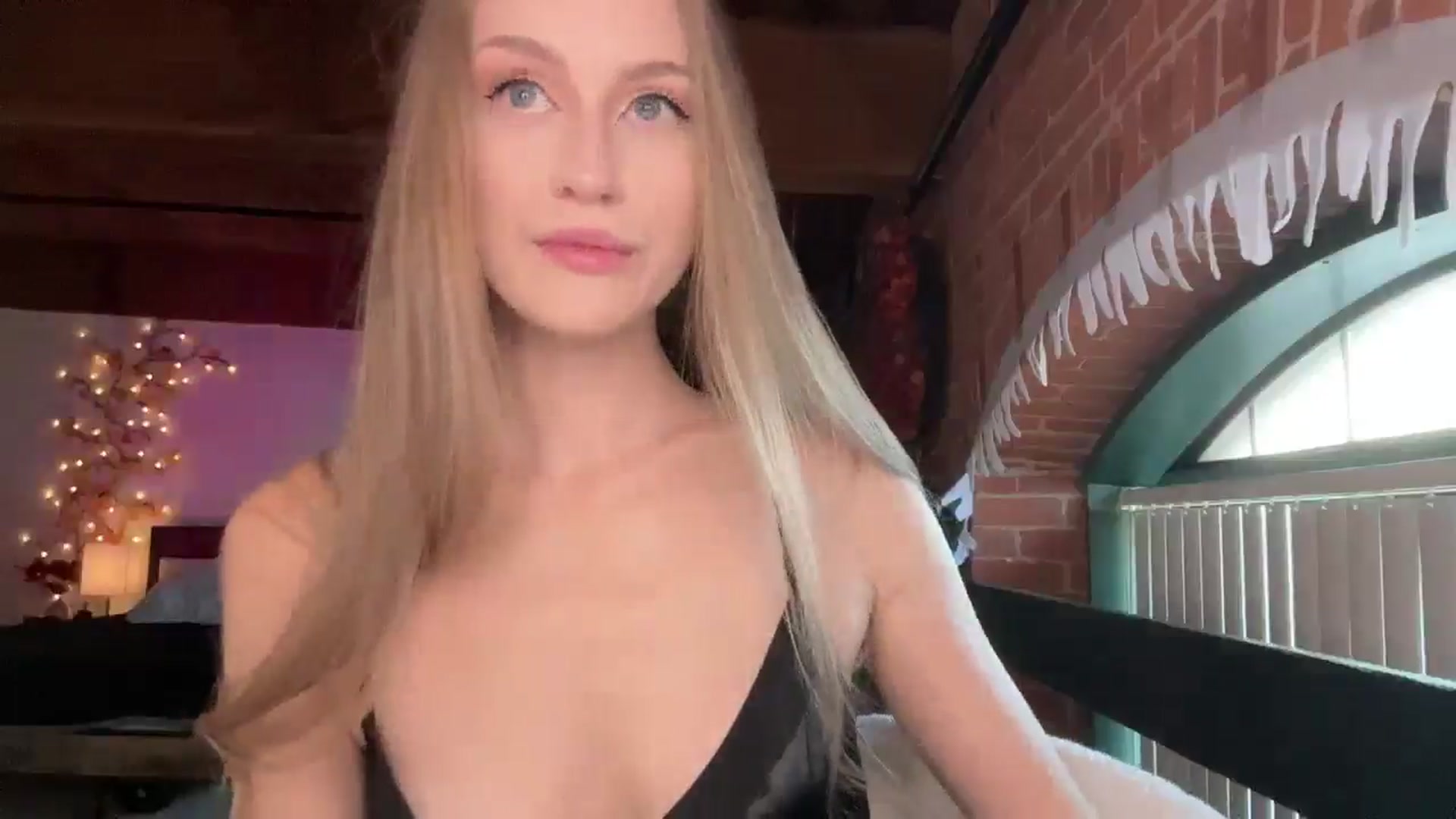 Gallery image thumbnail from Luna_Moore1's myfreecams stream on, 03/13/2025, 22:14 image 12 of 20