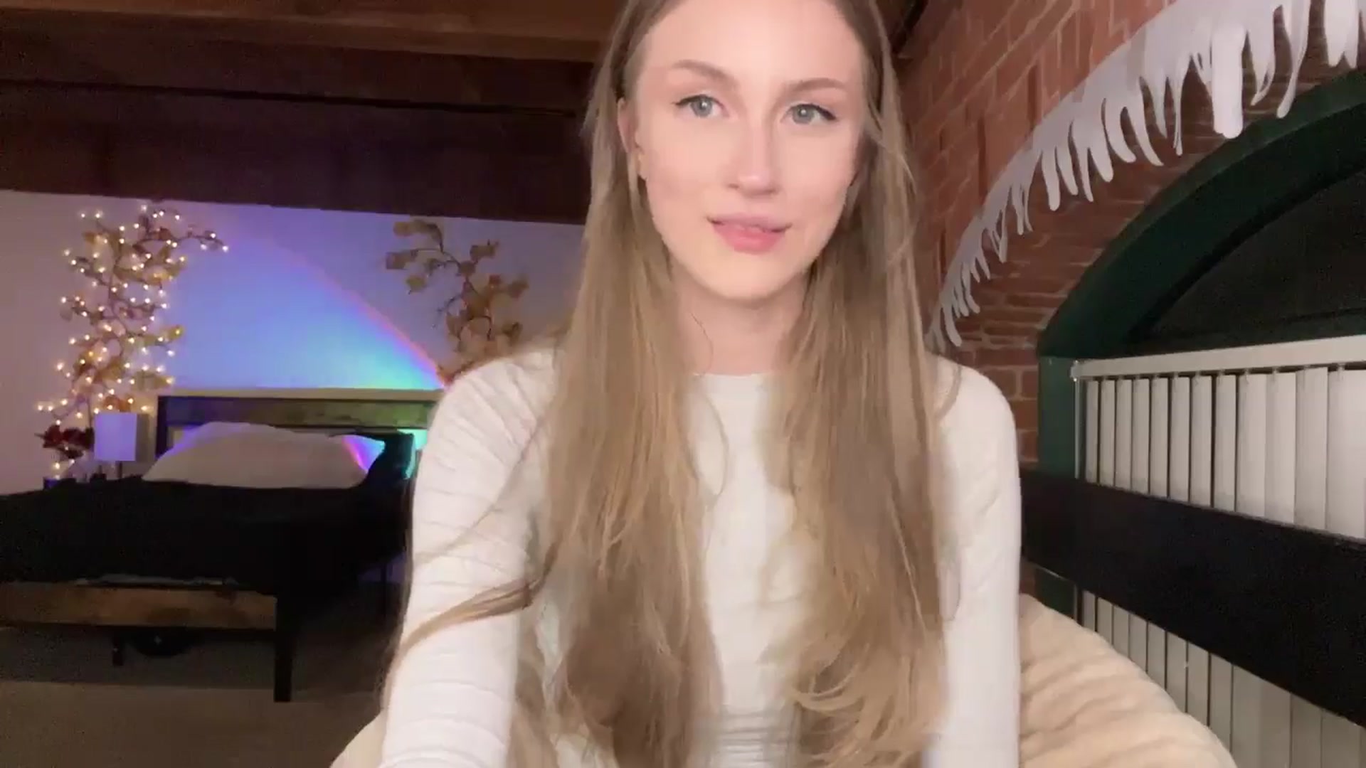 Gallery image thumbnail from Luna_Moore1's myfreecams stream on, 03/16/2025, 24:05 image 16 of 20