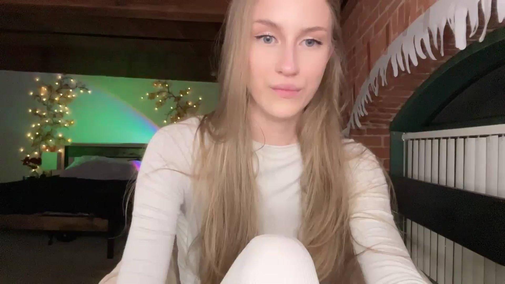 Gallery image thumbnail from Luna_Moore1's myfreecams stream on, 03/16/2025, 24:05 image 14 of 20