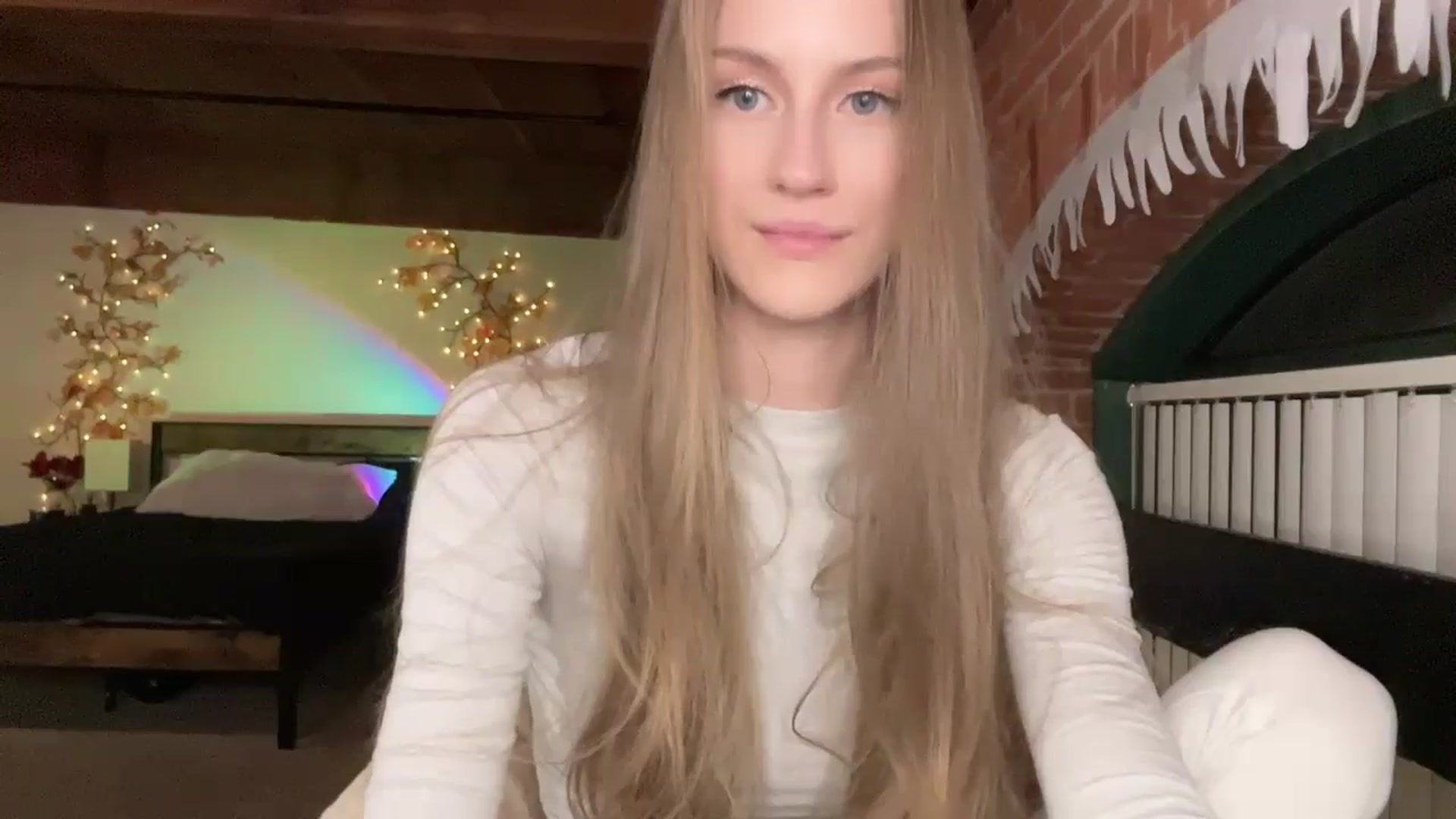Gallery image thumbnail from Luna_Moore1's myfreecams stream on, 03/16/2025, 24:05 image 17 of 20