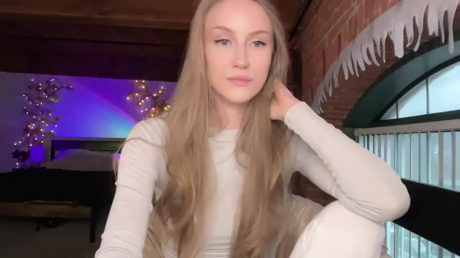 Gallery image thumbnail from Luna_Moore1's myfreecams stream on, 03/16/2025, 24:05 image 1 of 20