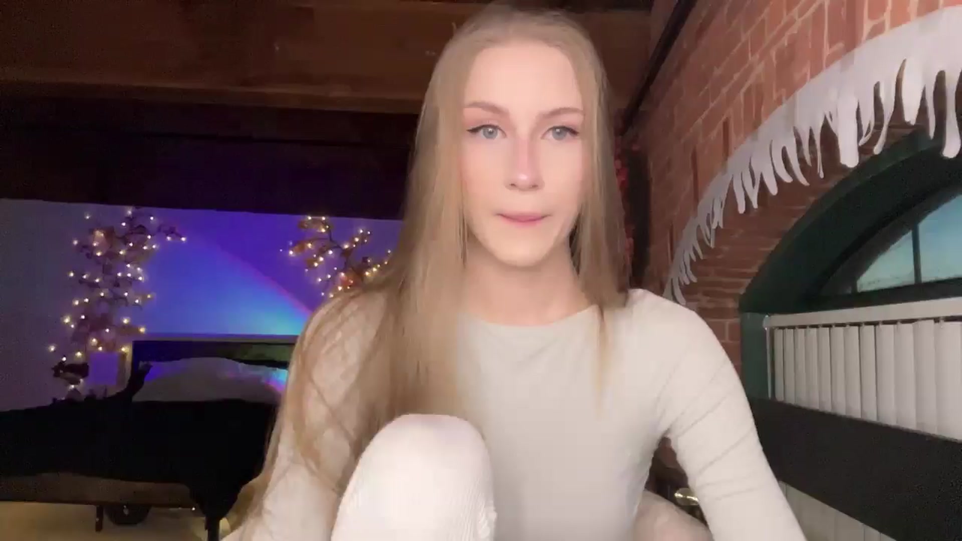 Gallery image thumbnail from Luna_Moore1's myfreecams stream on, 03/19/2025, 24:01 image 1 of 20