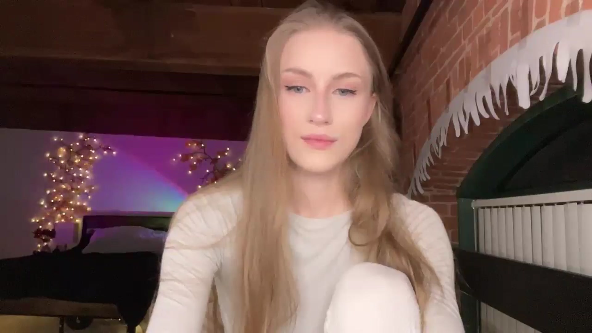 Gallery image thumbnail from Luna_Moore1's myfreecams stream on, 03/19/2025, 24:01 image 19 of 20