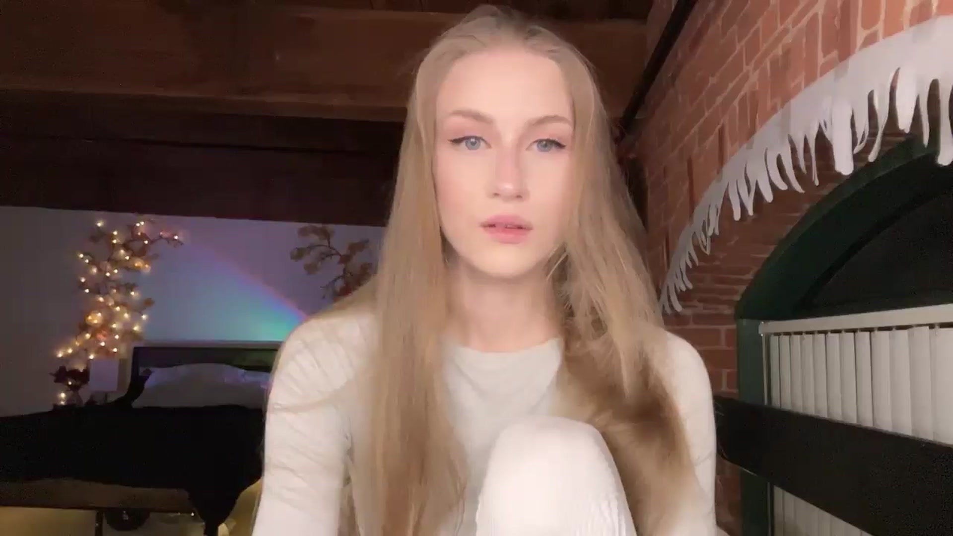 Gallery image thumbnail from Luna_Moore1's myfreecams stream on, 03/19/2025, 24:01 image 18 of 20