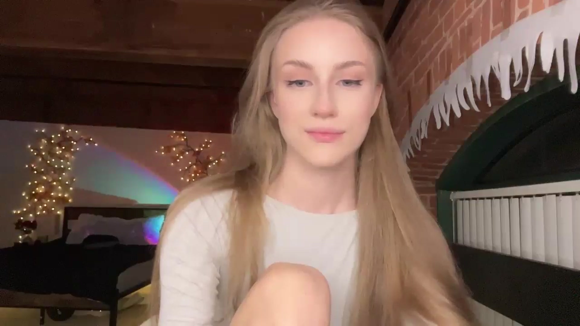 Gallery image thumbnail from Luna_Moore1's myfreecams stream on, 03/20/2025, 24:08 image 13 of 20