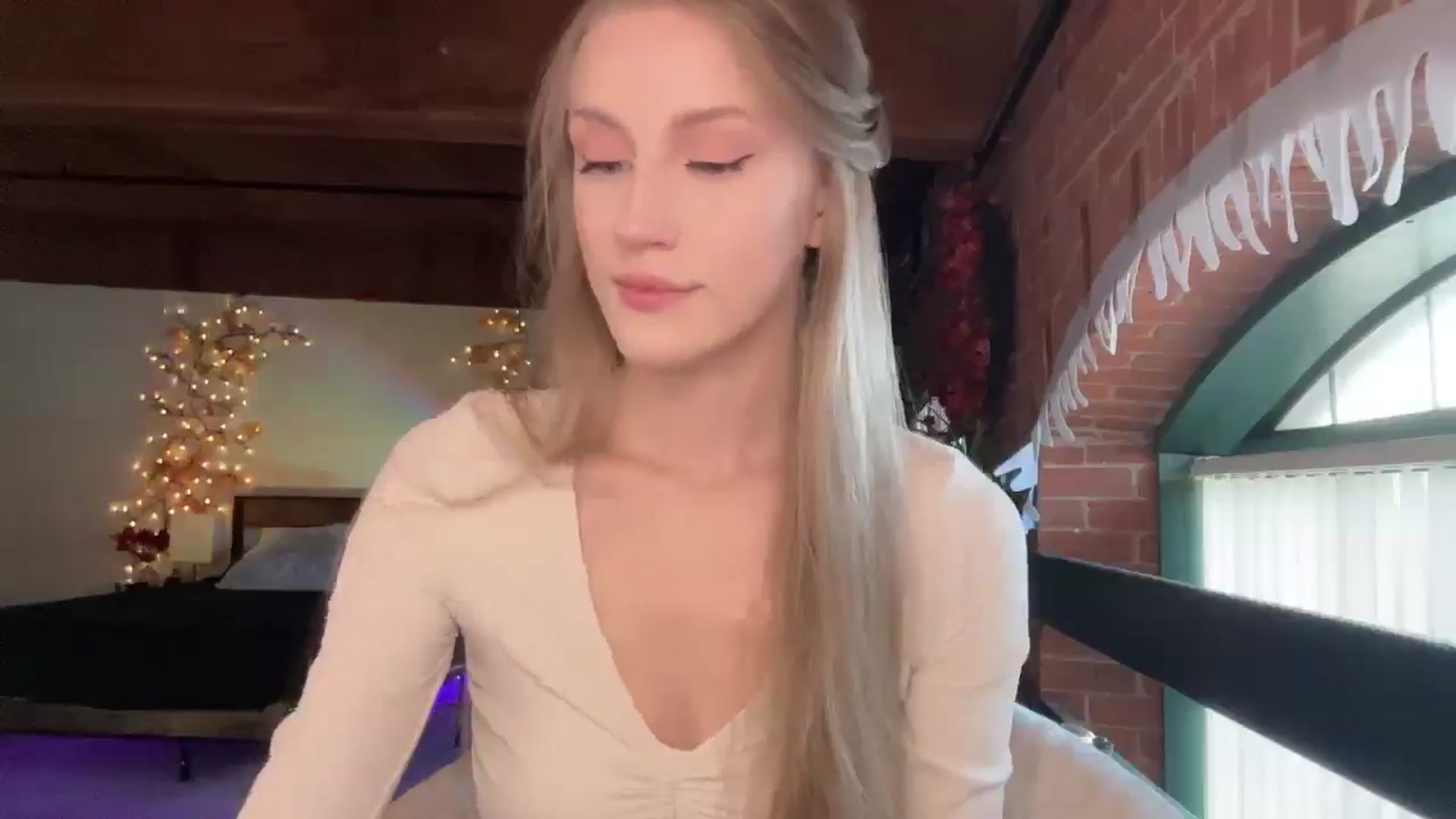 Gallery image thumbnail from Luna_Moore1's myfreecams stream on, 03/21/2025, 22:18 image 9 of 20