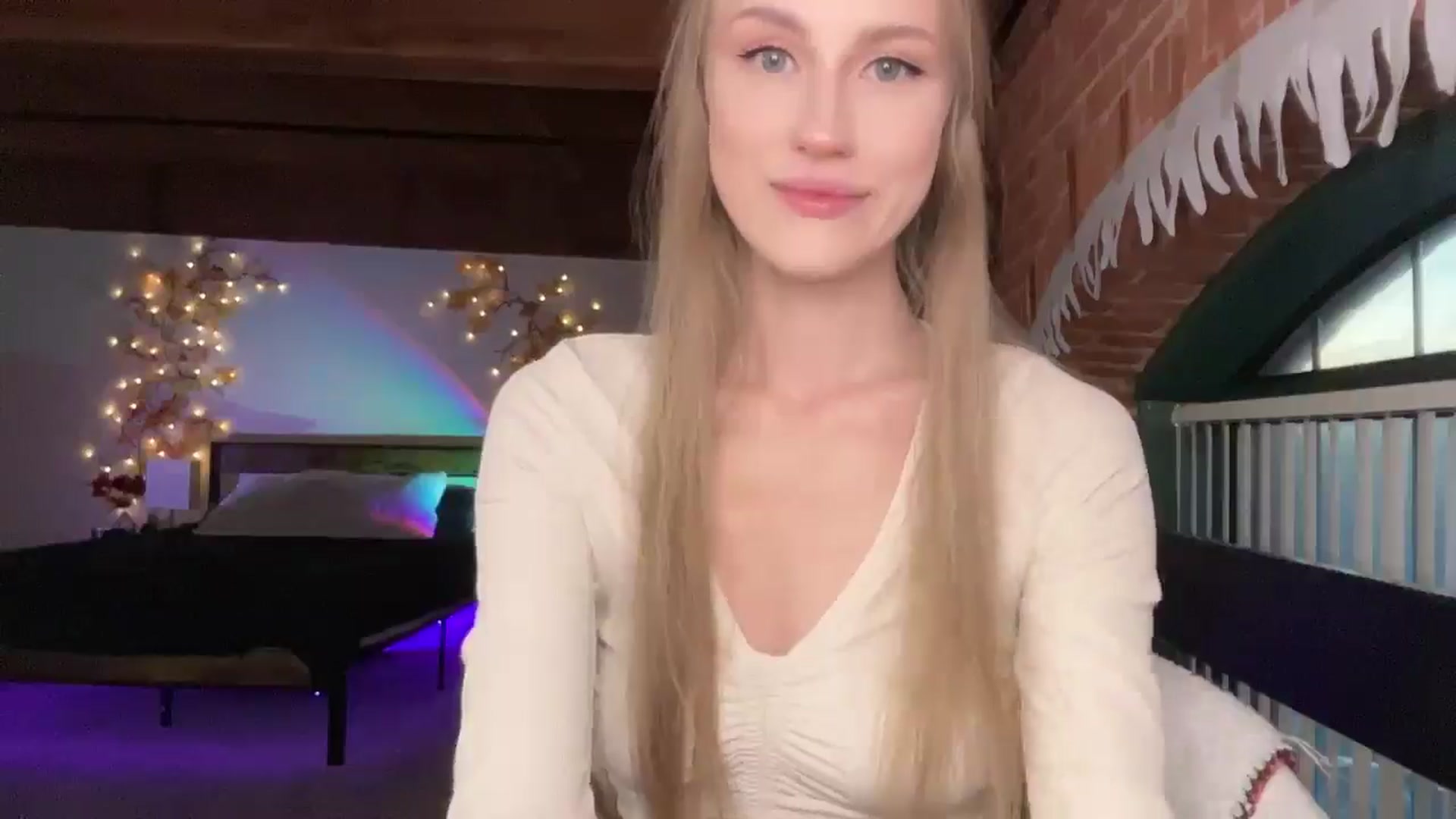 Gallery image thumbnail from Luna_Moore1's myfreecams stream on, 03/22/2025, 24:02 image 10 of 20
