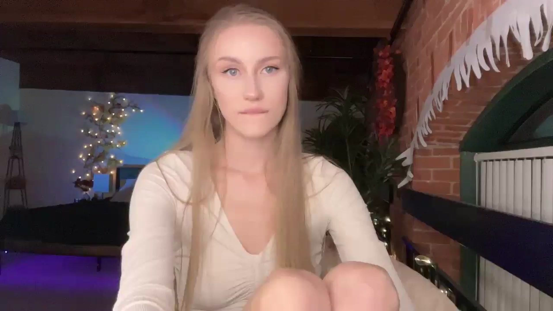 Gallery image thumbnail from Luna_Moore1's myfreecams stream on, 03/22/2025, 24:02 image 15 of 20