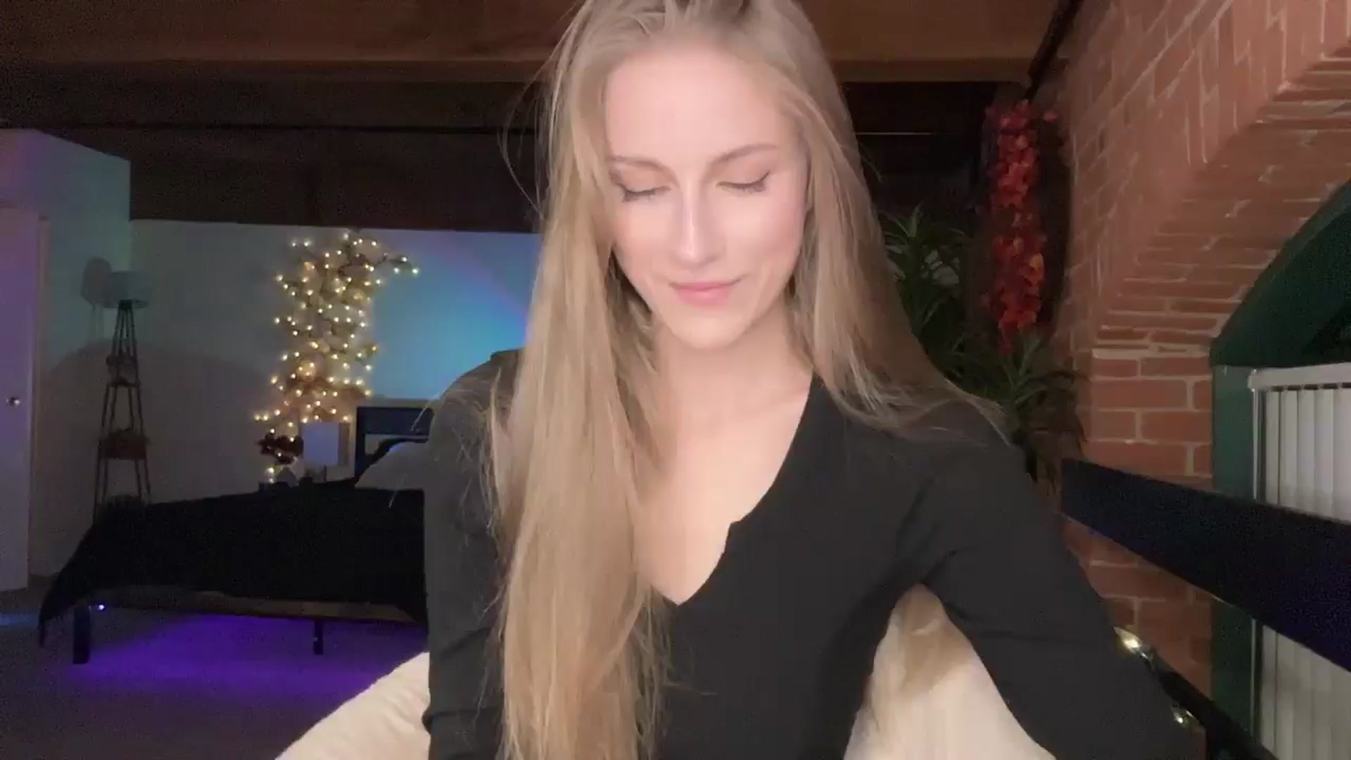 Gallery image thumbnail from Luna_Moore1's myfreecams stream on, 03/25/2025, 24:14 image 9 of 20