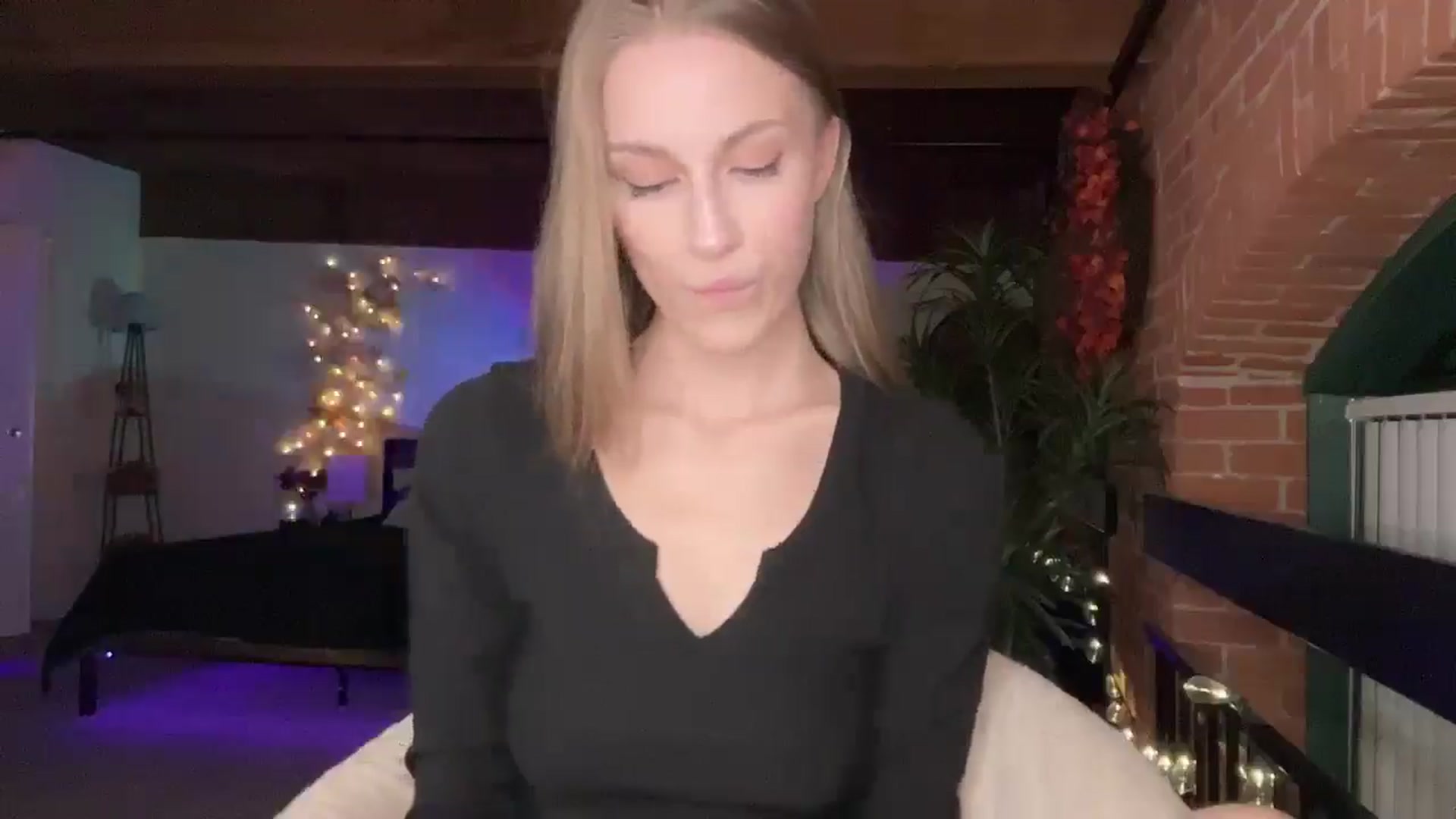 Gallery image thumbnail from Luna_Moore1's myfreecams stream on, 03/25/2025, 24:14 image 12 of 20