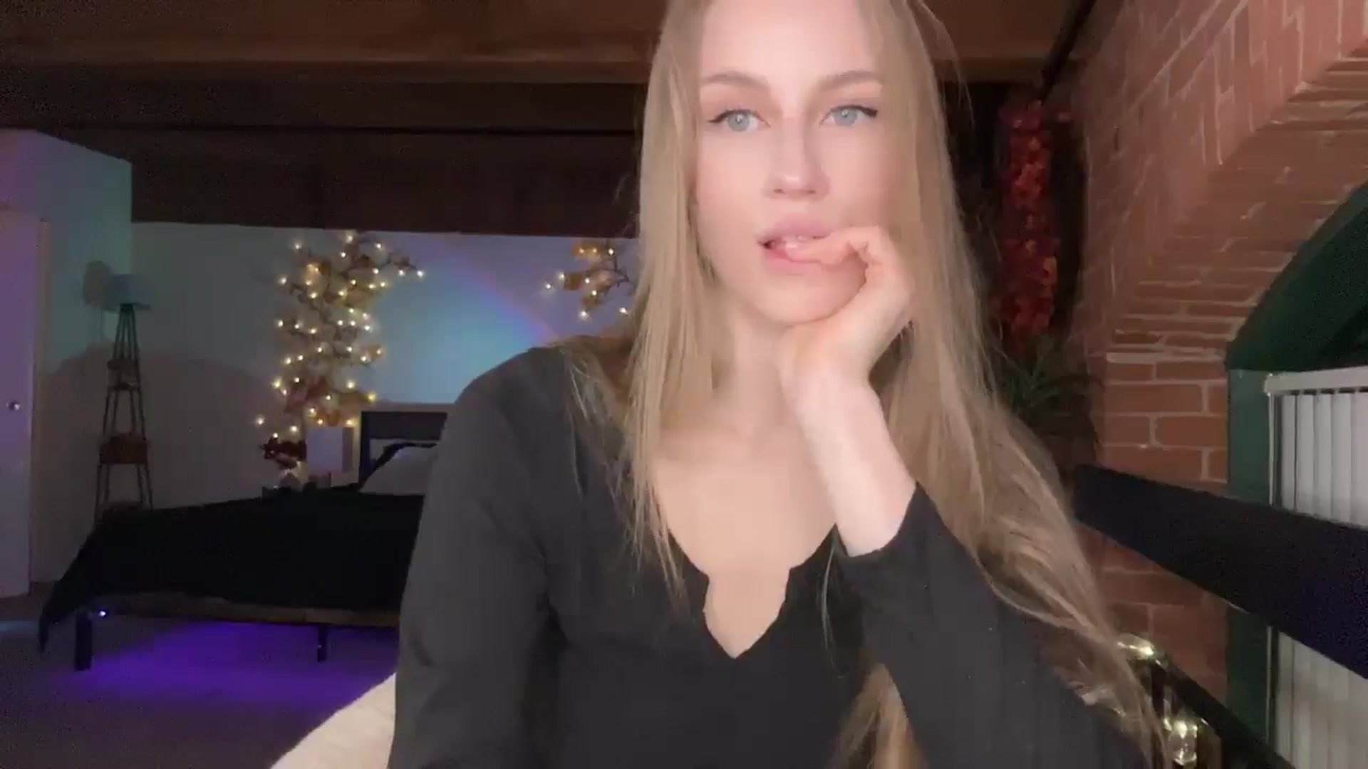 Gallery image thumbnail from Luna_Moore1's myfreecams stream on, 03/25/2025, 24:14 image 16 of 20