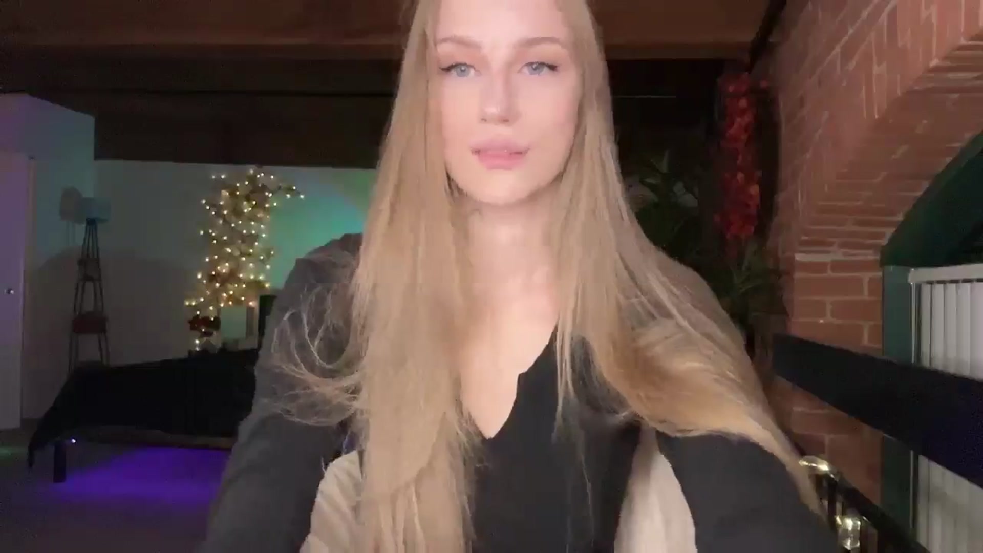 Gallery image thumbnail from Luna_Moore1's myfreecams stream on, 03/25/2025, 24:14 image 10 of 20