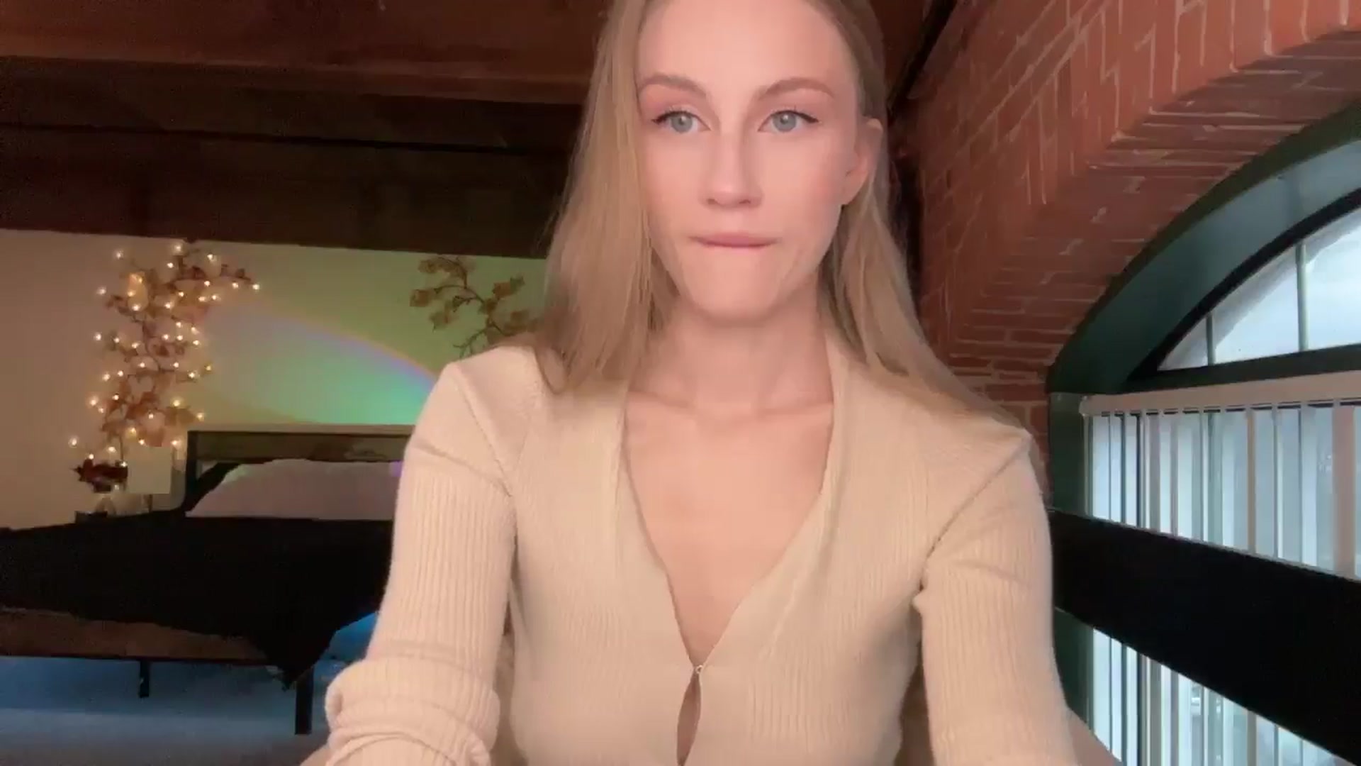 Gallery image thumbnail from Luna_Moore1's myfreecams stream on, 03/28/2025, 22:35 image 14 of 20