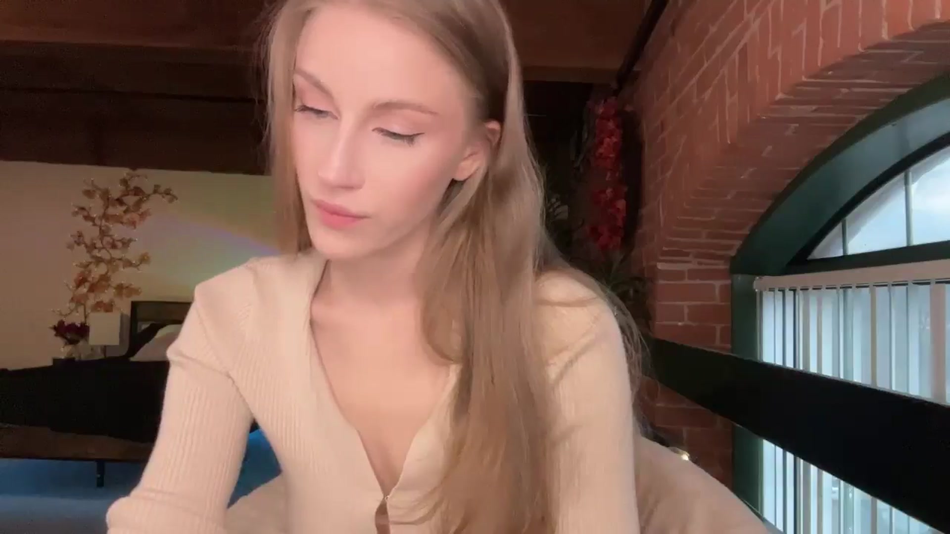 Gallery image thumbnail from Luna_Moore1's myfreecams stream on, 03/28/2025, 22:35 image 12 of 20
