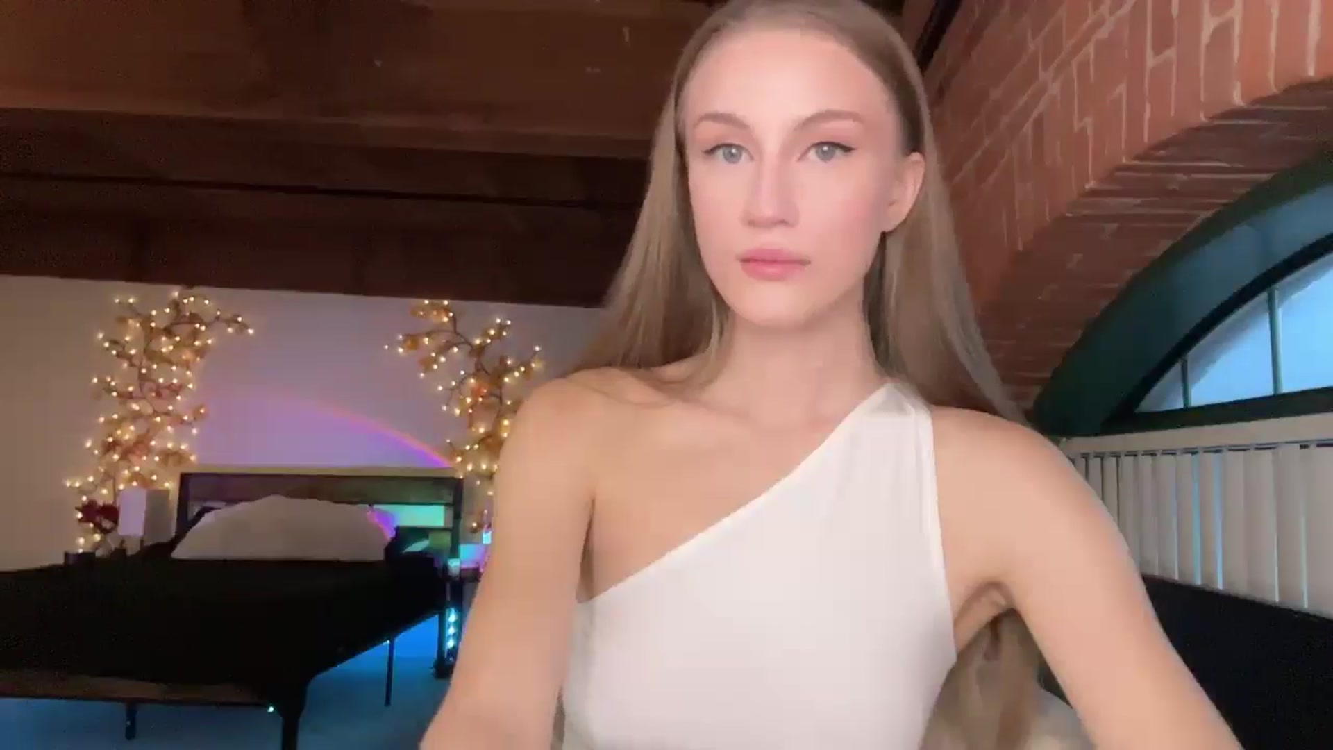Gallery image thumbnail from Luna_Moore1's myfreecams stream on, 04/07/2025, 24:26 image 2 of 20