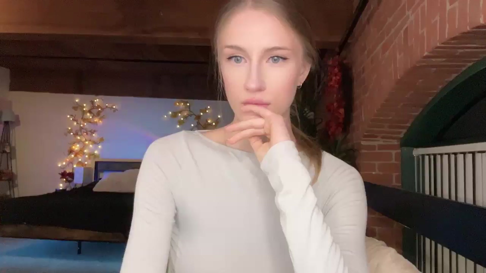 Gallery image thumbnail from Luna_Moore1's myfreecams stream on, 04/08/2025, 24:02 image 7 of 20