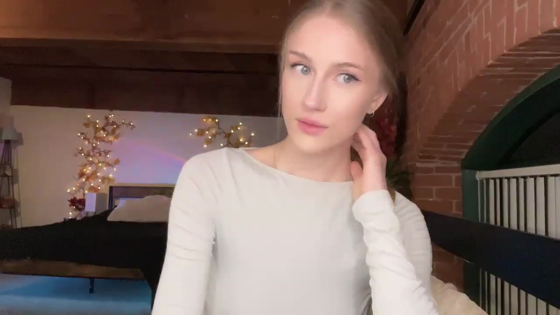 Gallery image thumbnail from Luna_Moore1's myfreecams stream on, 04/08/2025, 24:02 image 15 of 20