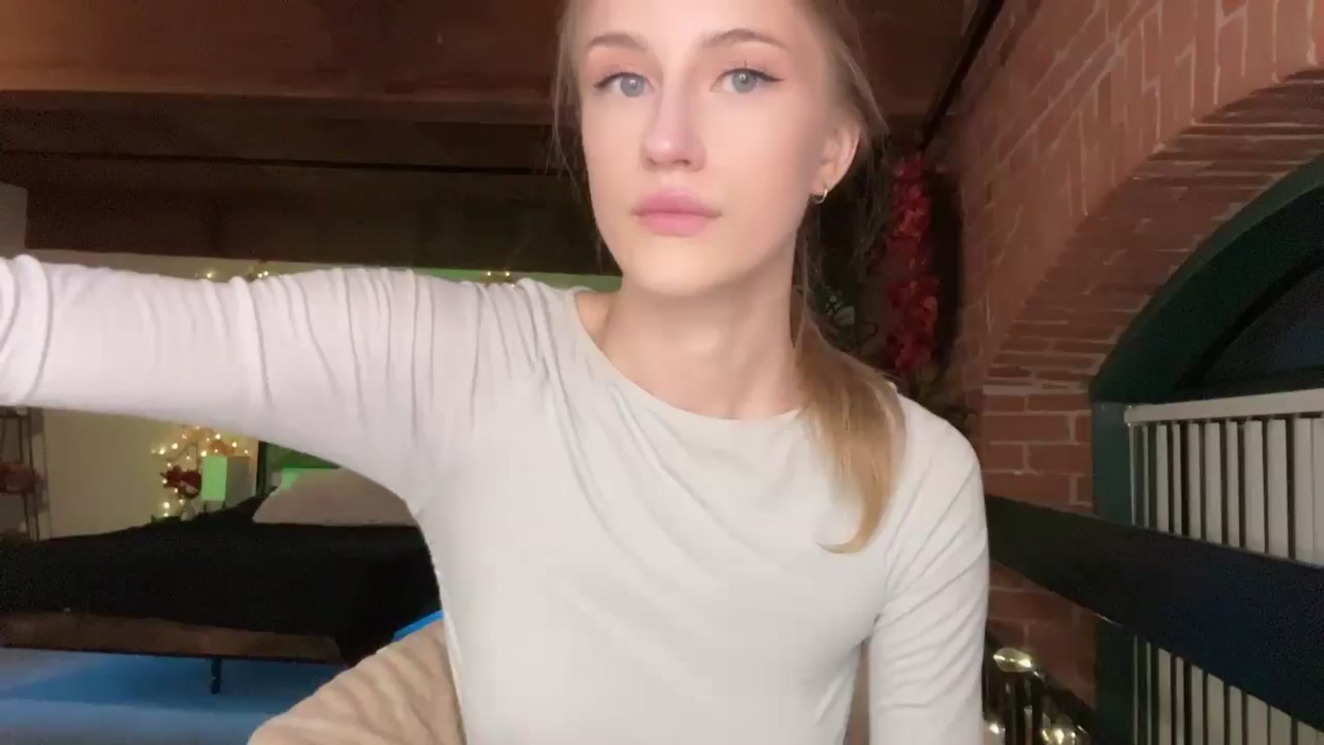 Gallery image thumbnail from Luna_Moore1's myfreecams stream on, 04/08/2025, 24:02 image 1 of 20