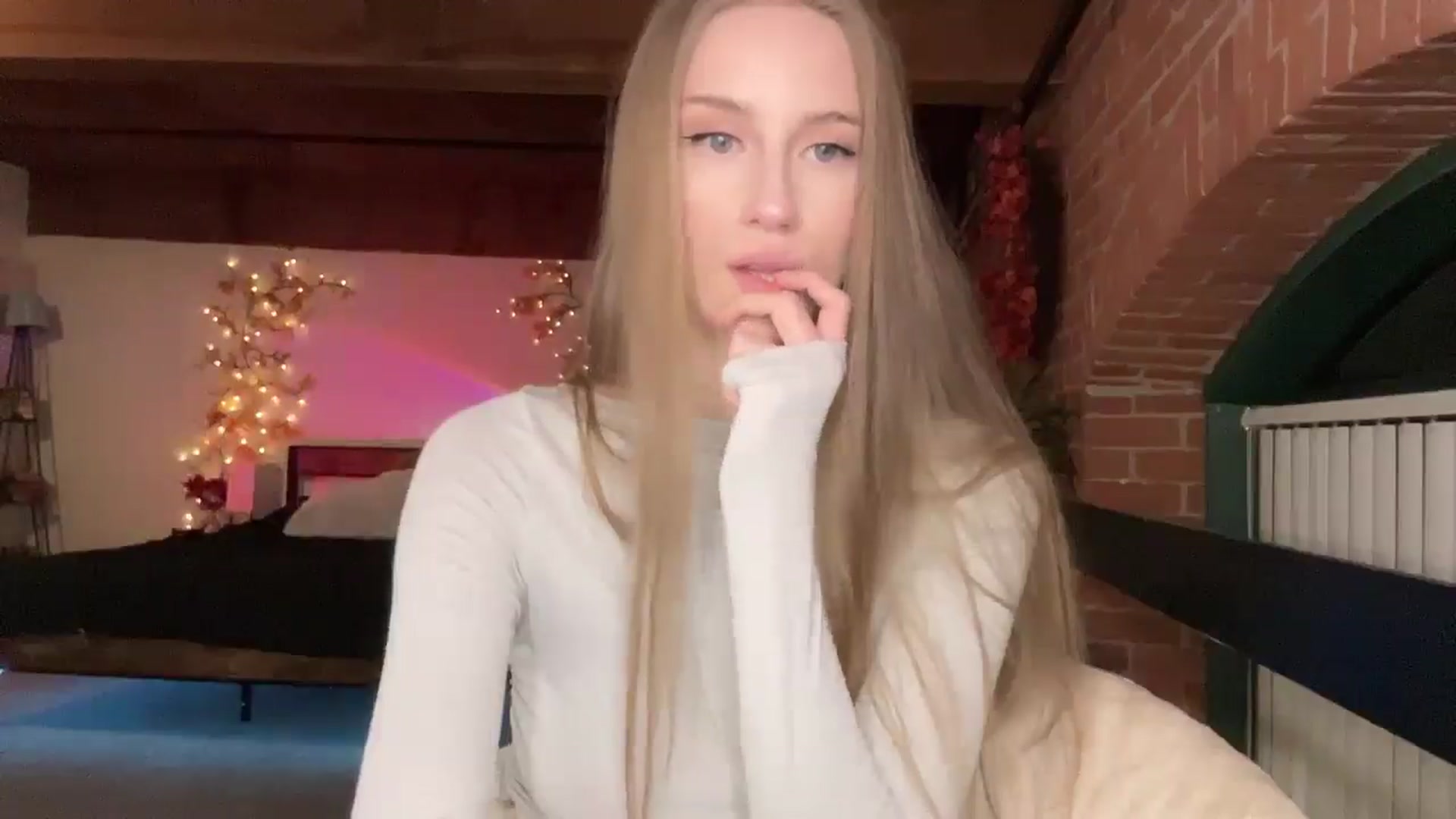 Gallery image thumbnail from Luna_Moore1's myfreecams stream on, 04/08/2025, 24:23 image 4 of 20