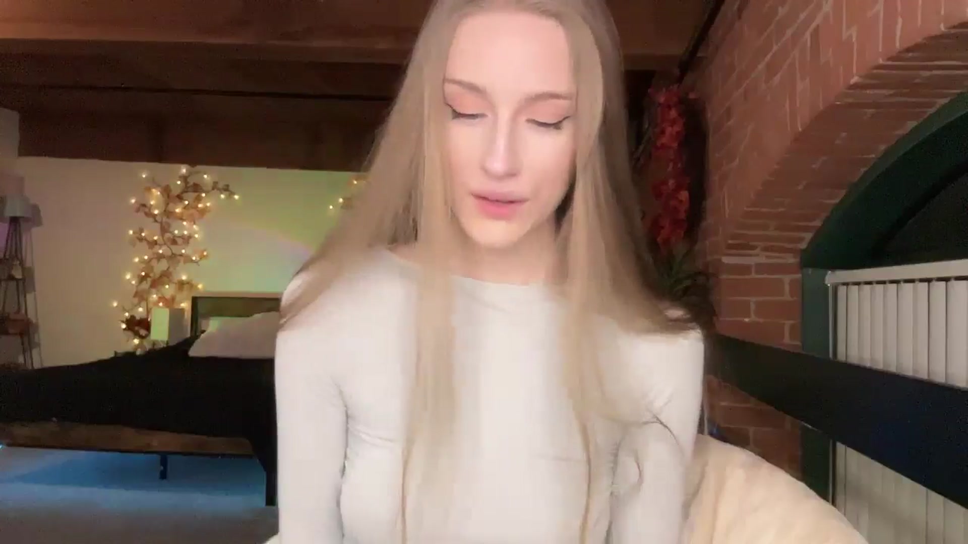 Gallery image thumbnail from Luna_Moore1's myfreecams stream on, 04/08/2025, 24:23 image 3 of 20