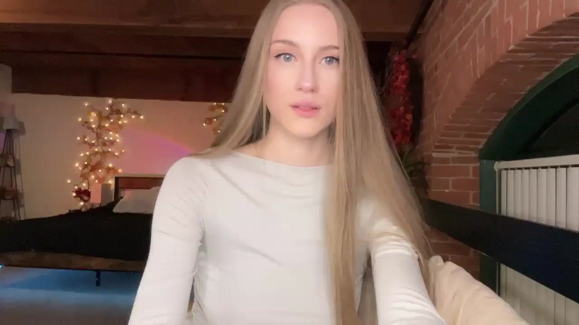 Gallery image thumbnail from Luna_Moore1's myfreecams stream on, 04/08/2025, 24:23 image 17 of 20
