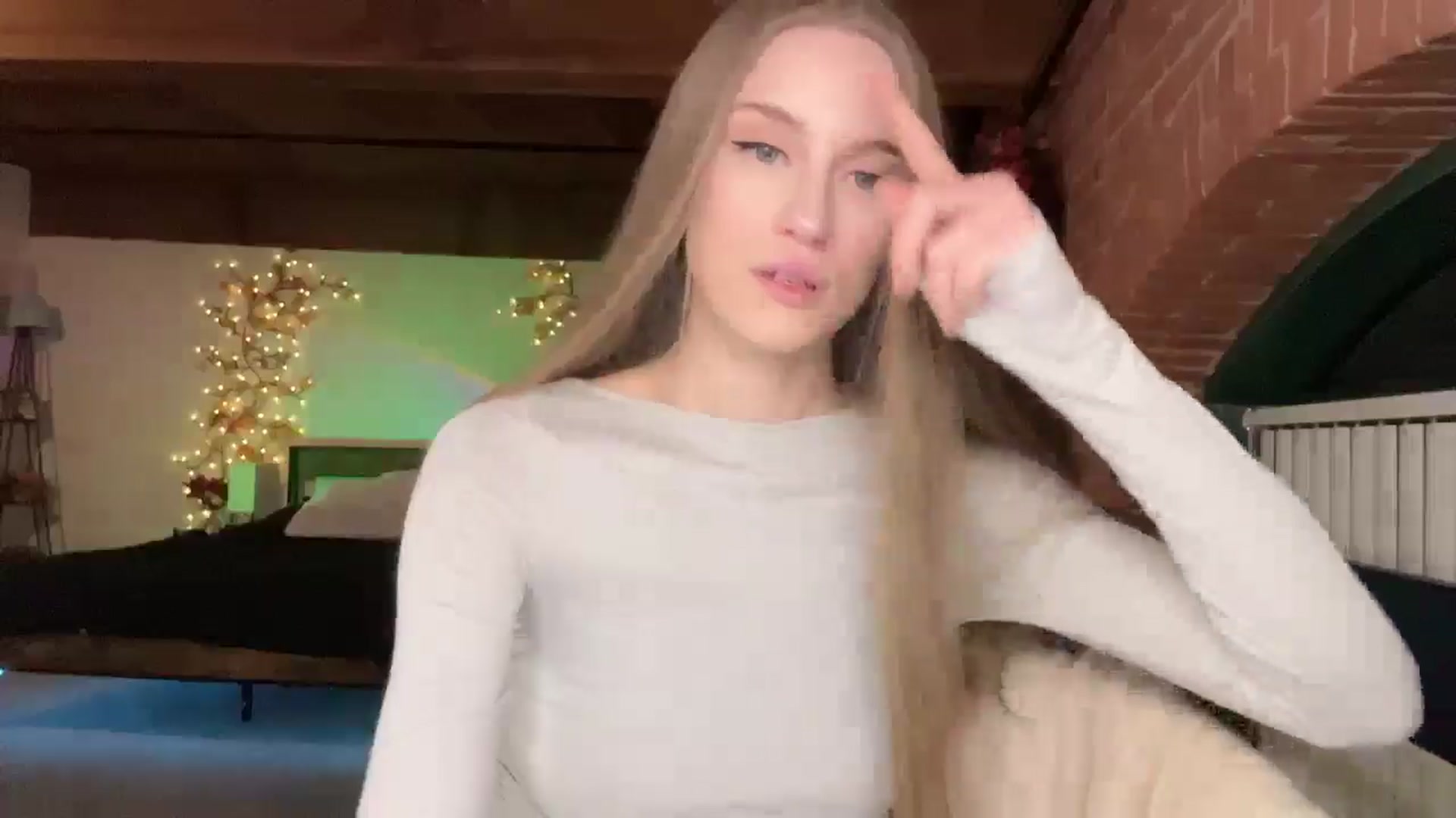 Gallery image thumbnail from Luna_Moore1's myfreecams stream on, 04/08/2025, 24:23 image 16 of 20