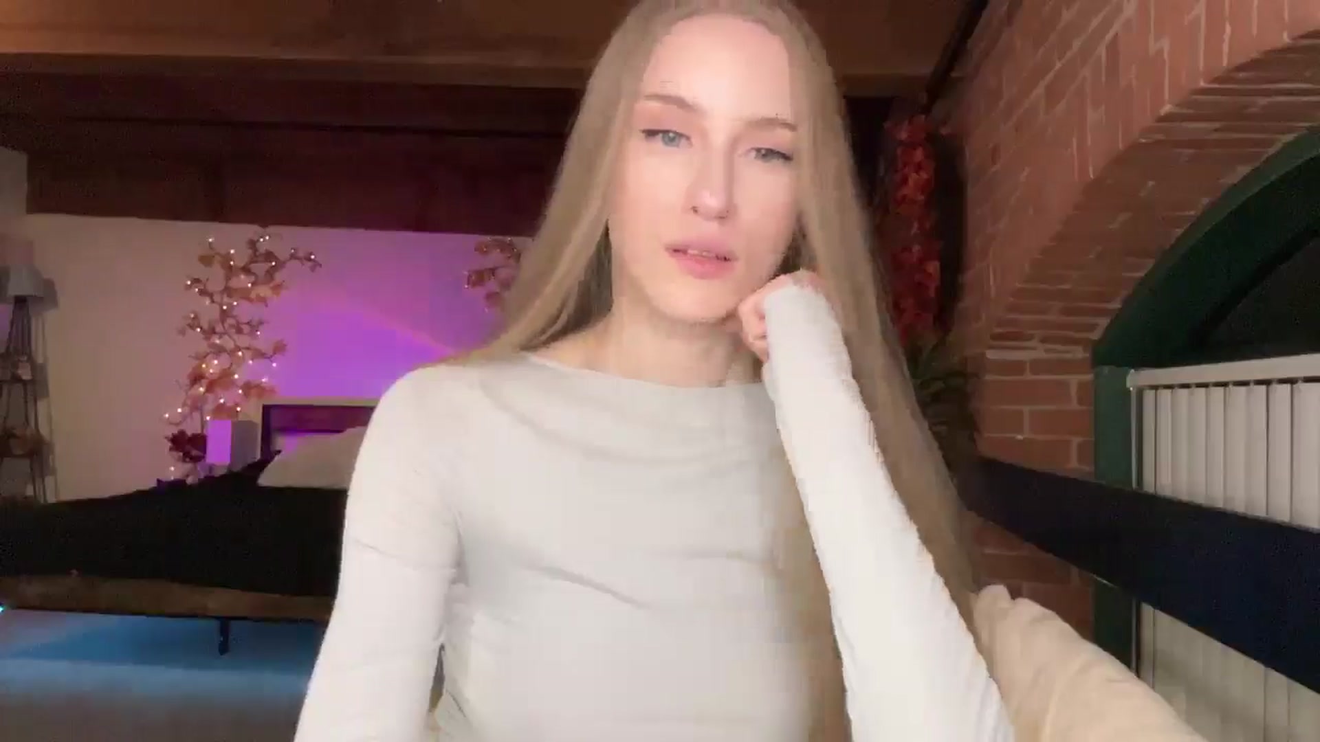 Gallery image thumbnail from Luna_Moore1's myfreecams stream on, 04/08/2025, 24:23 image 18 of 20