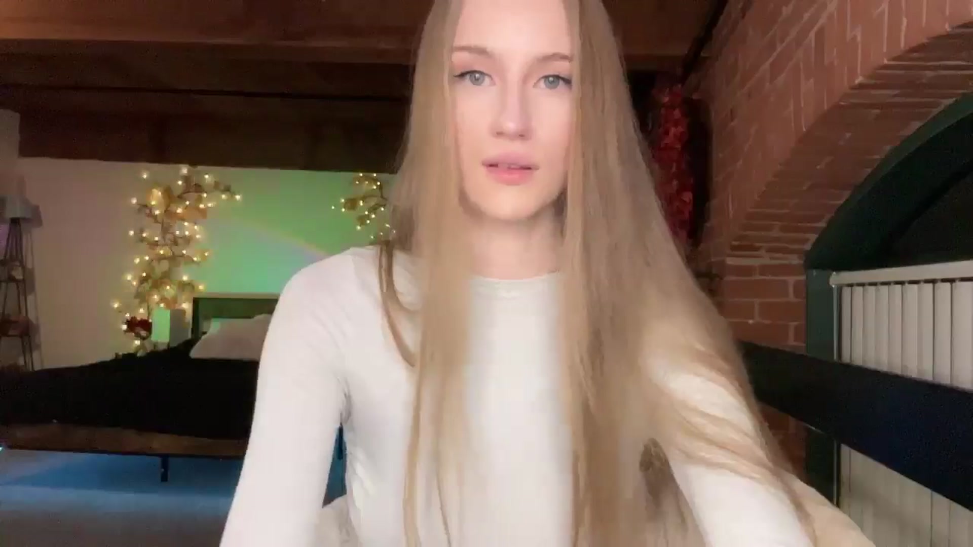 Gallery image thumbnail from Luna_Moore1's myfreecams stream on, 04/08/2025, 24:23 image 7 of 20