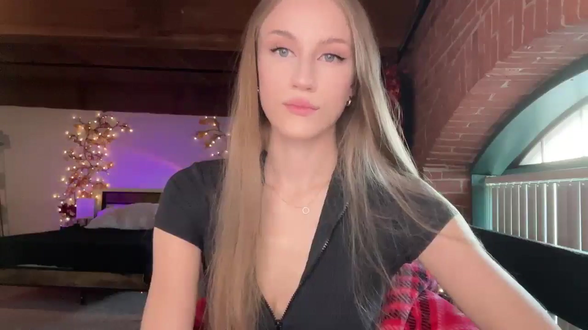 Gallery image thumbnail from Luna_Moore1's myfreecams stream on, 04/14/2025, 22:46 image 4 of 20