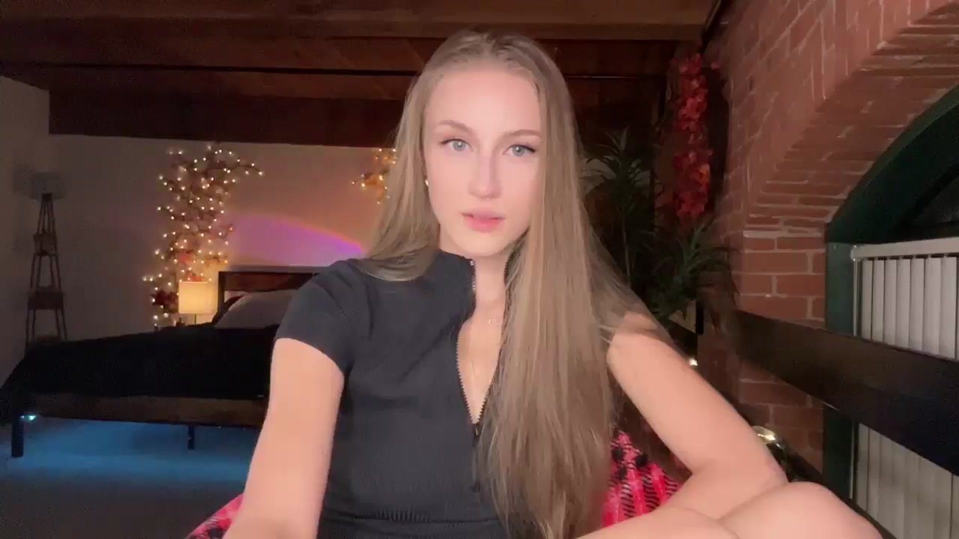 Gallery image thumbnail from Luna_Moore1's myfreecams stream on, 04/16/2025, 24:12 image 16 of 20