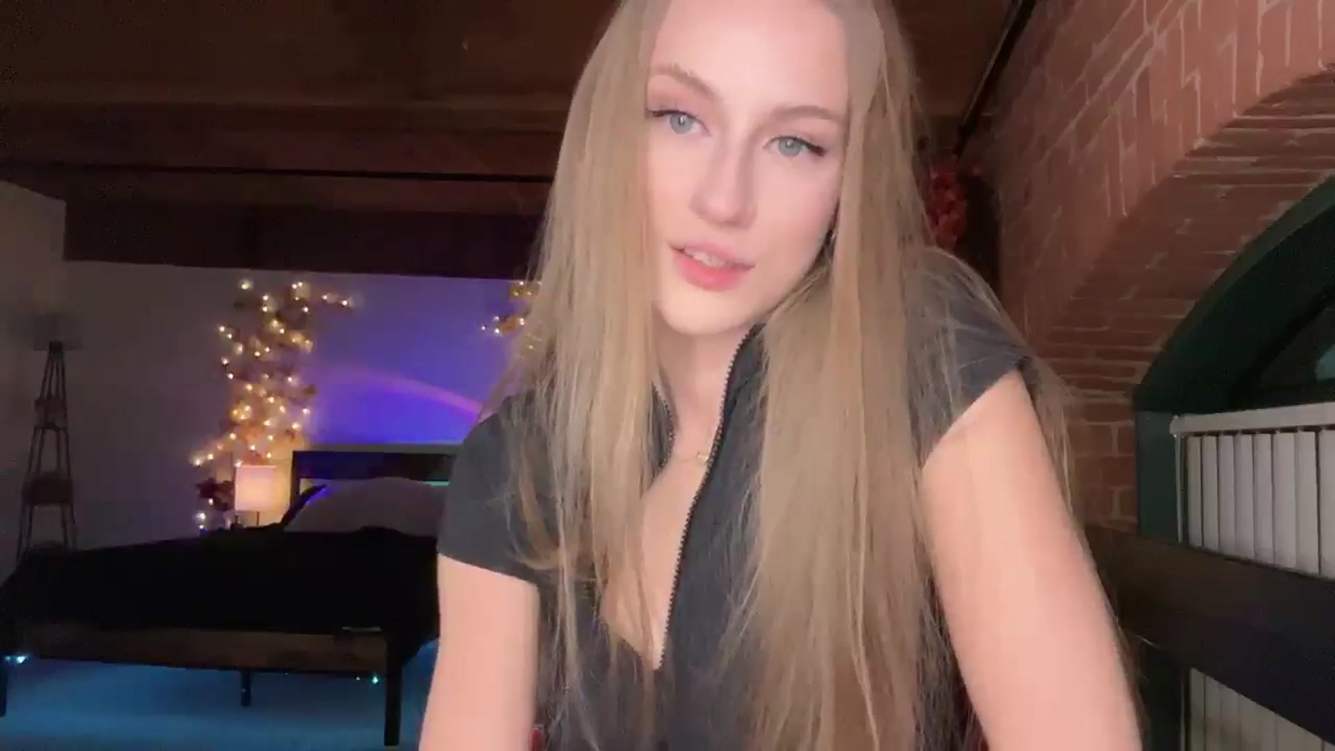 Gallery image thumbnail from Luna_Moore1's myfreecams stream on, 04/16/2025, 24:12 image 18 of 20