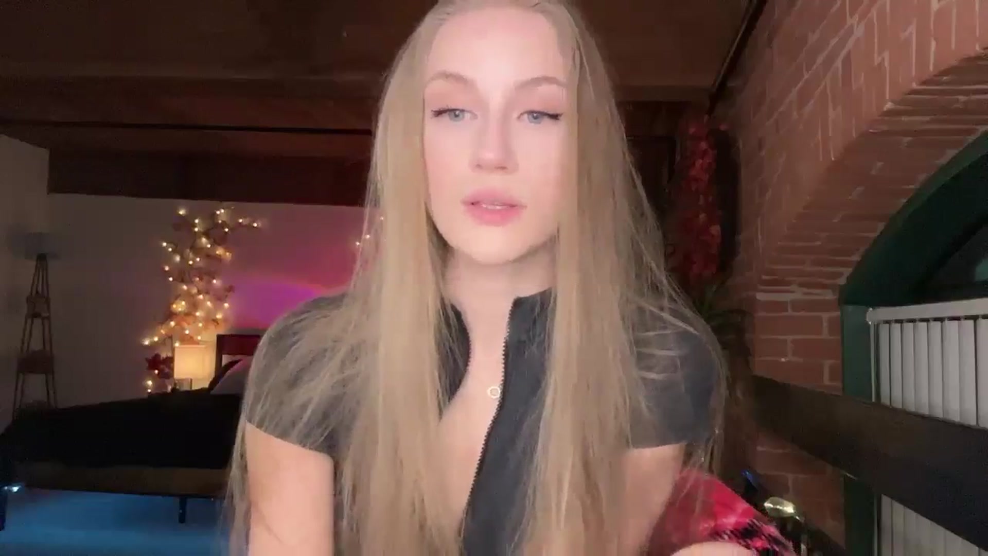 Gallery image thumbnail from Luna_Moore1's myfreecams stream on, 04/16/2025, 24:12 image 19 of 20