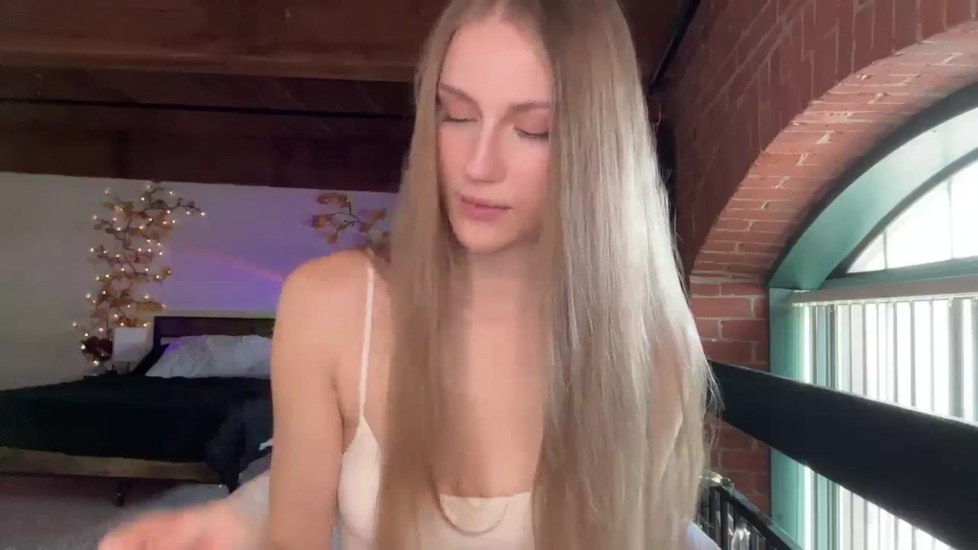 Gallery image thumbnail from Luna_Moore1's myfreecams stream on, 04/22/2025, 20:41 image 6 of 20
