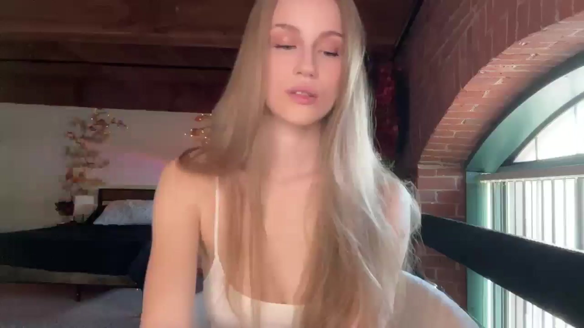 Gallery image thumbnail from Luna_Moore1's myfreecams stream on, 04/22/2025, 20:41 image 18 of 20