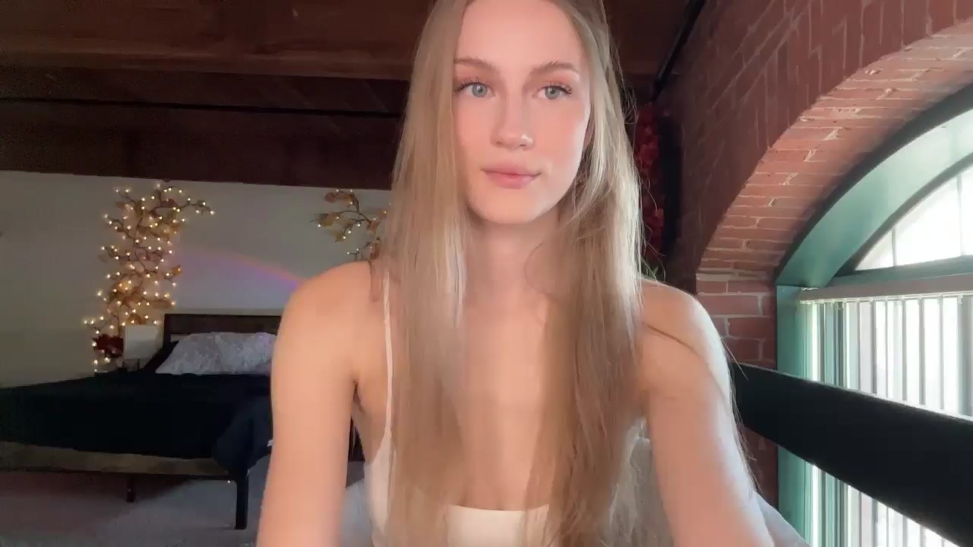 Gallery image thumbnail from Luna_Moore1's myfreecams stream on, 04/22/2025, 20:41 image 17 of 20