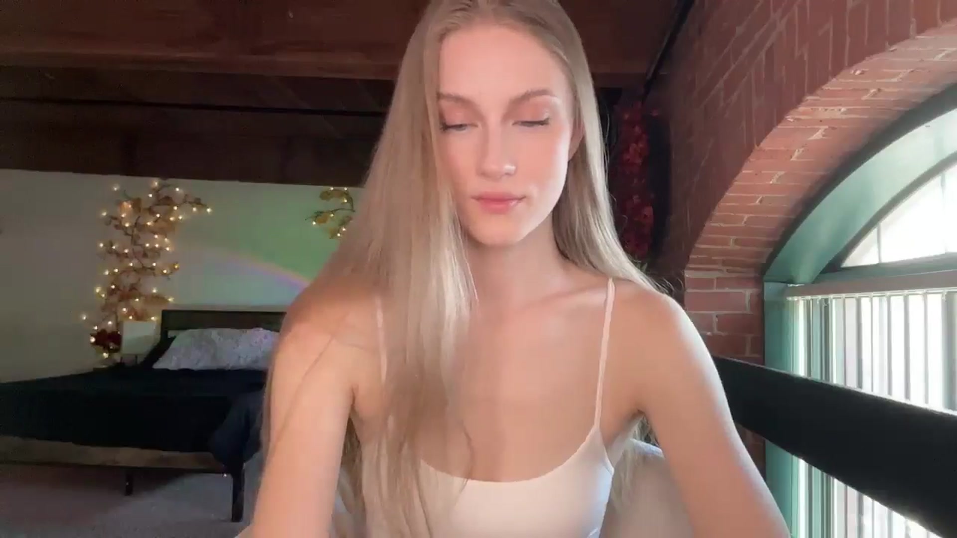 Gallery image thumbnail from Luna_Moore1's myfreecams stream on, 04/22/2025, 21:58 image 5 of 20