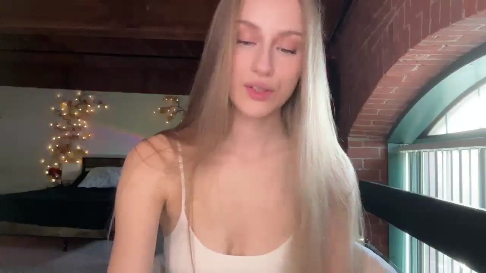 Gallery image thumbnail from Luna_Moore1's myfreecams stream on, 04/22/2025, 21:58 image 12 of 20