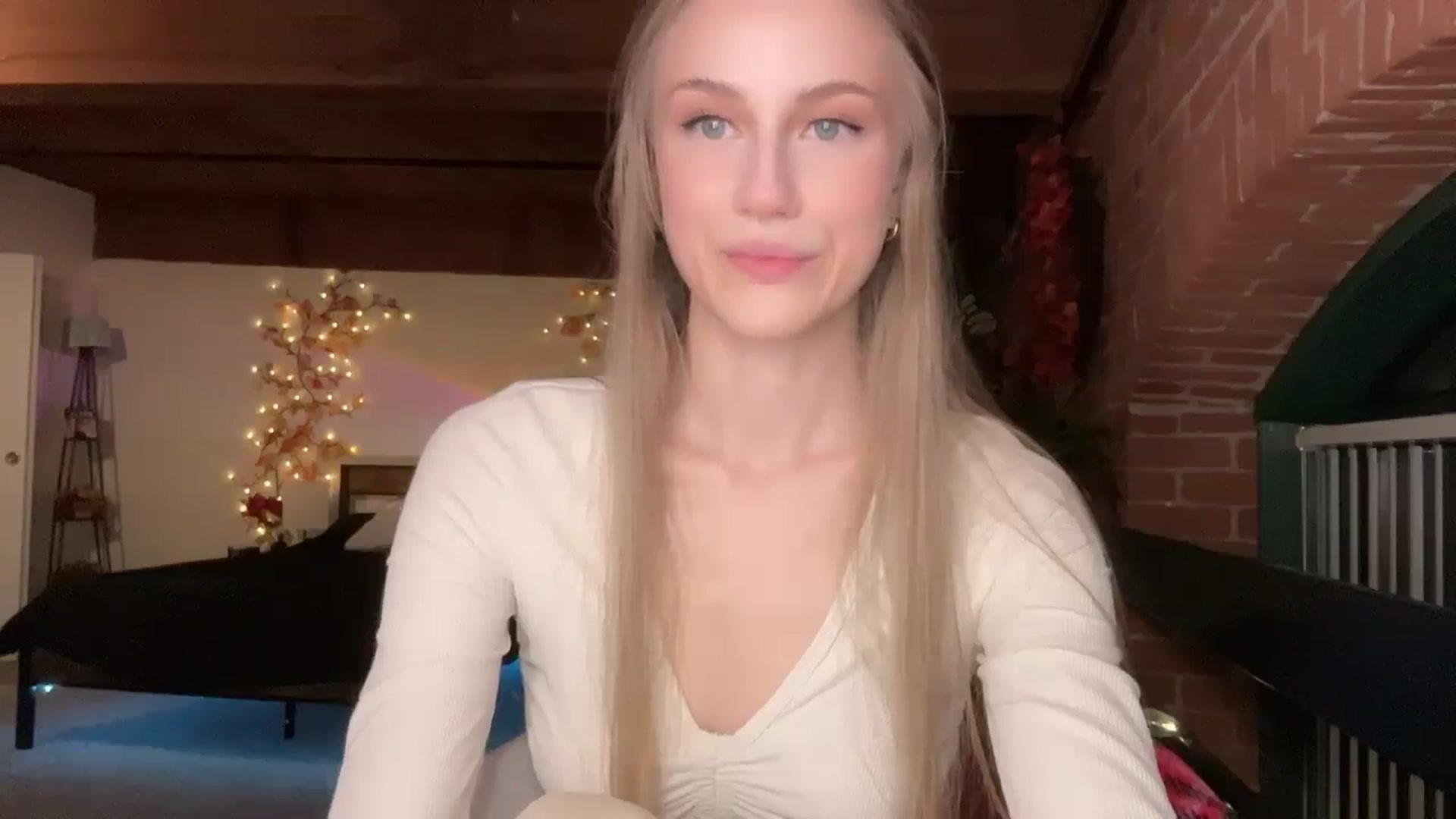 Gallery image thumbnail from Luna_Moore1's myfreecams stream on, 04/24/2025, 24:26 image 10 of 20