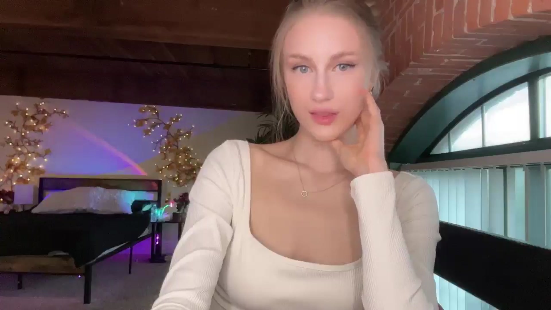 Gallery image thumbnail from Luna_Moore1's myfreecams stream on, 04/26/2025, 22:59 image 15 of 20