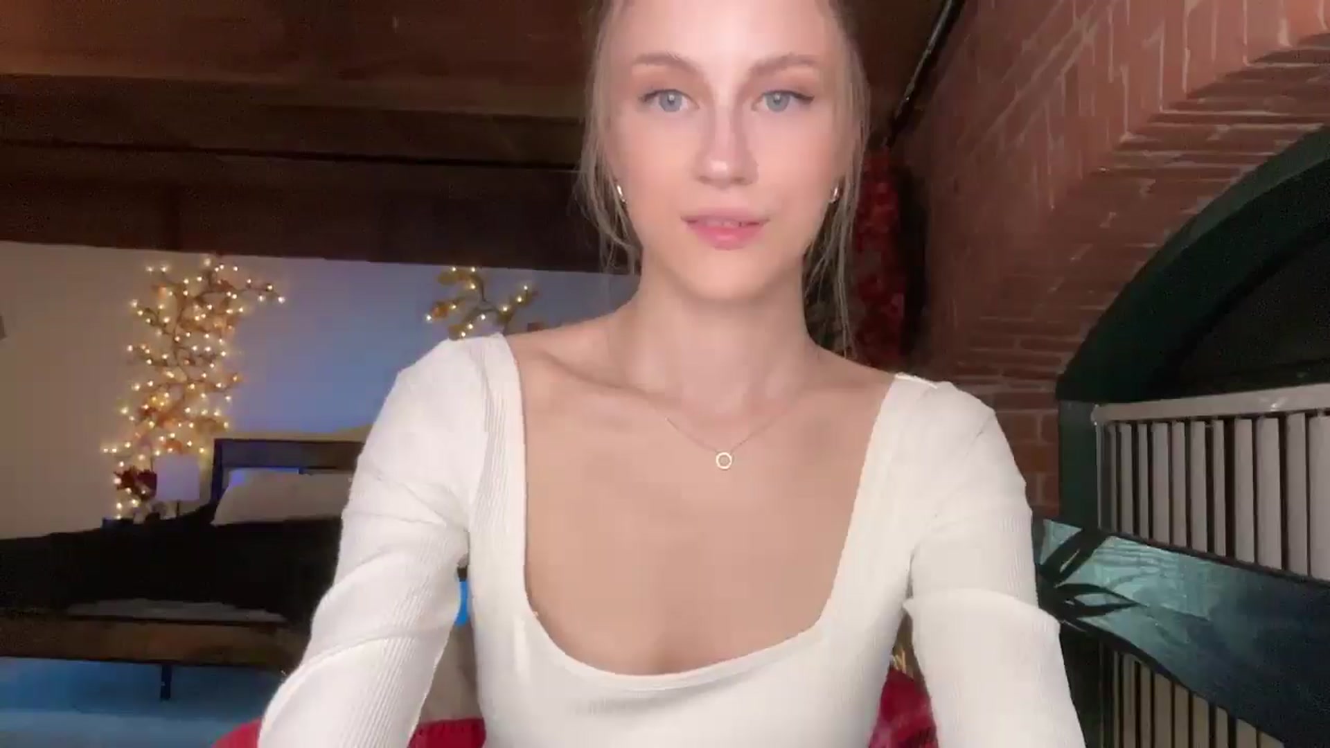 Gallery image thumbnail from Luna_Moore1's myfreecams stream on, 04/27/2025, 01:00 image 13 of 20