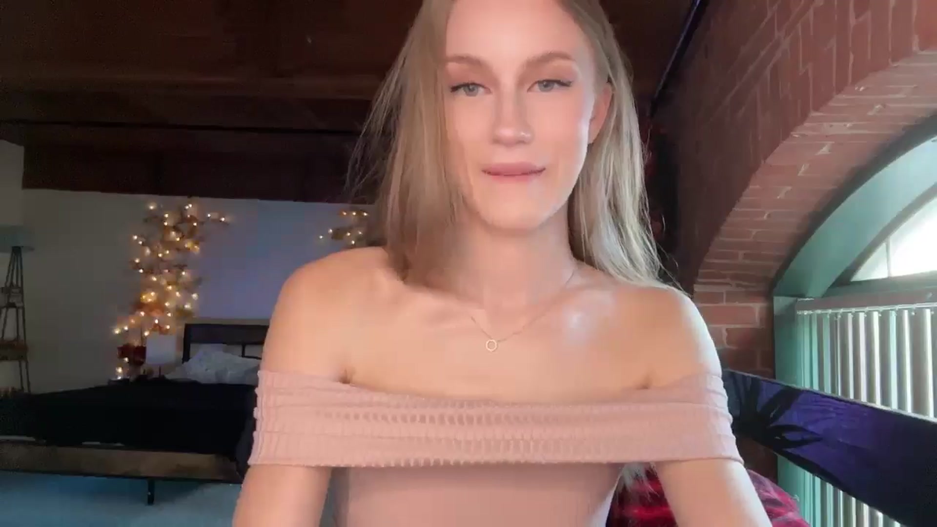 Gallery image thumbnail from Luna_Moore1's myfreecams stream on, 04/27/2025, 21:43 image 18 of 20