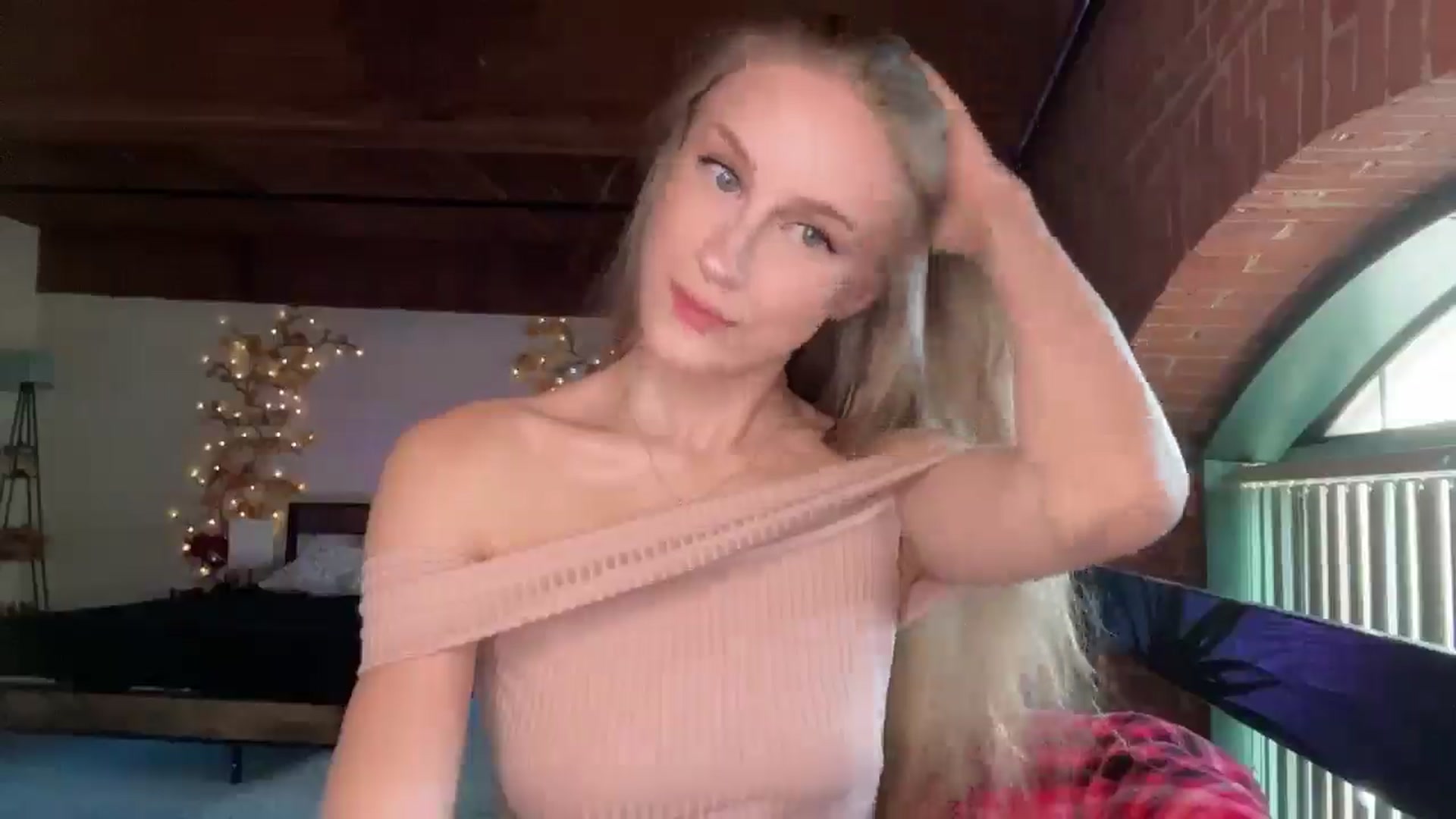 Gallery image thumbnail from Luna_Moore1's myfreecams stream on, 04/27/2025, 21:43 image 10 of 20