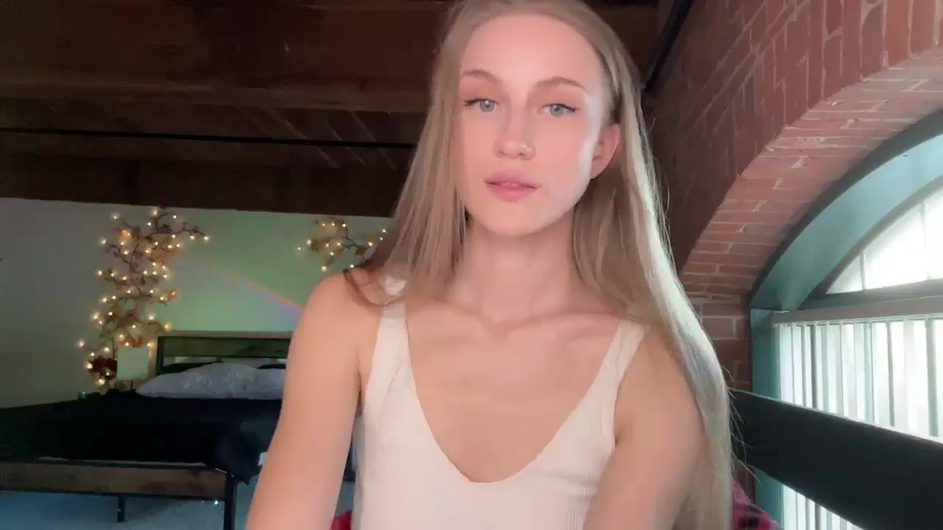 Gallery image thumbnail from Luna_Moore1's myfreecams stream on, 04/28/2025, 22:46 image 8 of 20