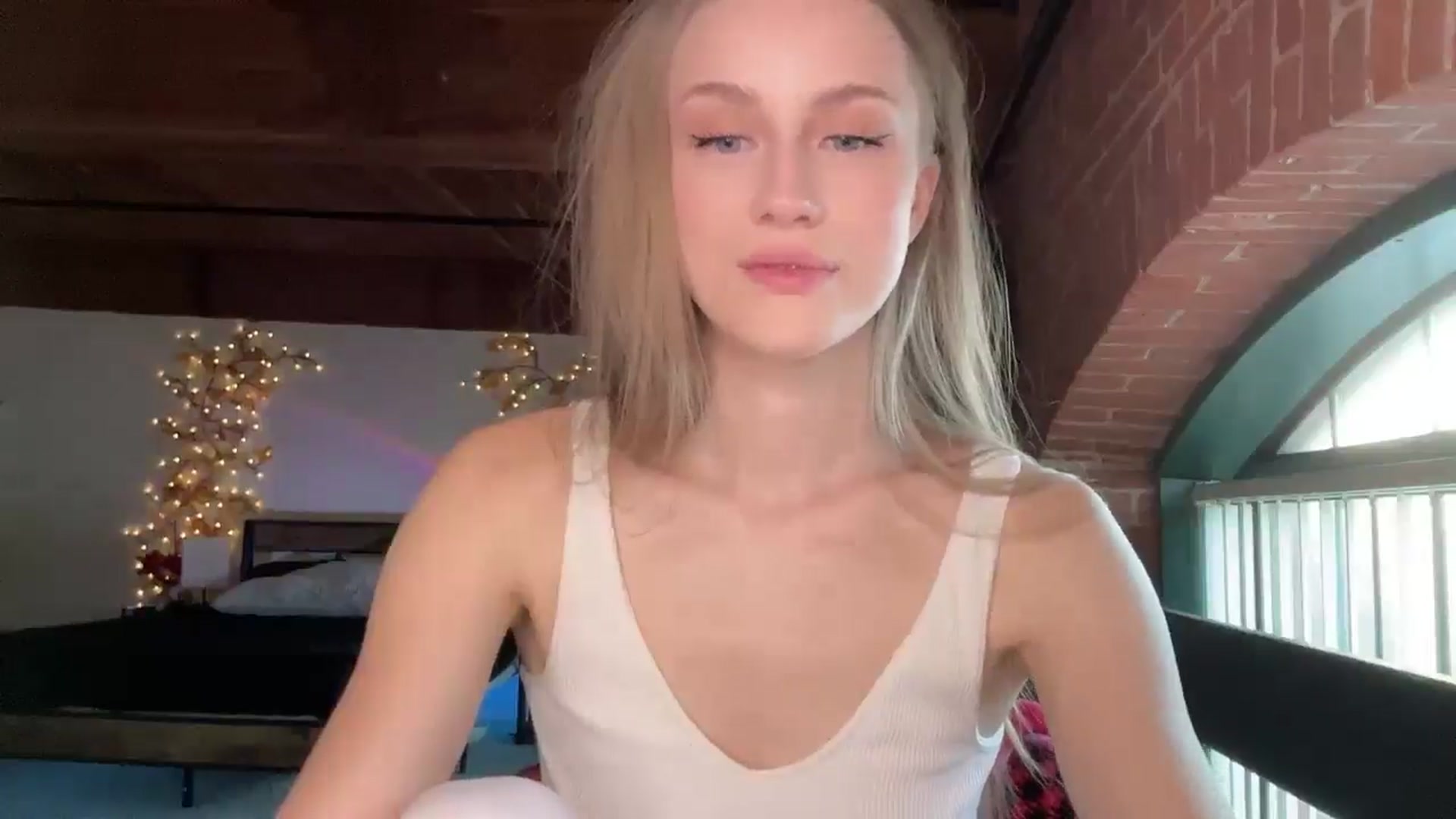 Gallery image thumbnail from Luna_Moore1's myfreecams stream on, 04/28/2025, 22:46 image 16 of 20