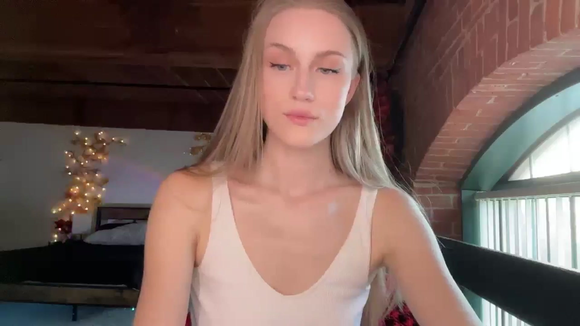 Gallery image thumbnail from Luna_Moore1's myfreecams stream on, 04/28/2025, 22:46 image 6 of 20